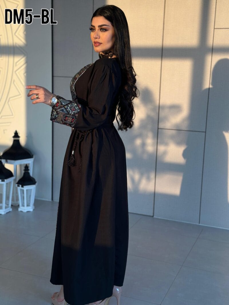 ⁦فستان رباط تطريز يدوي⁩ - الصورة ⁦5⁩