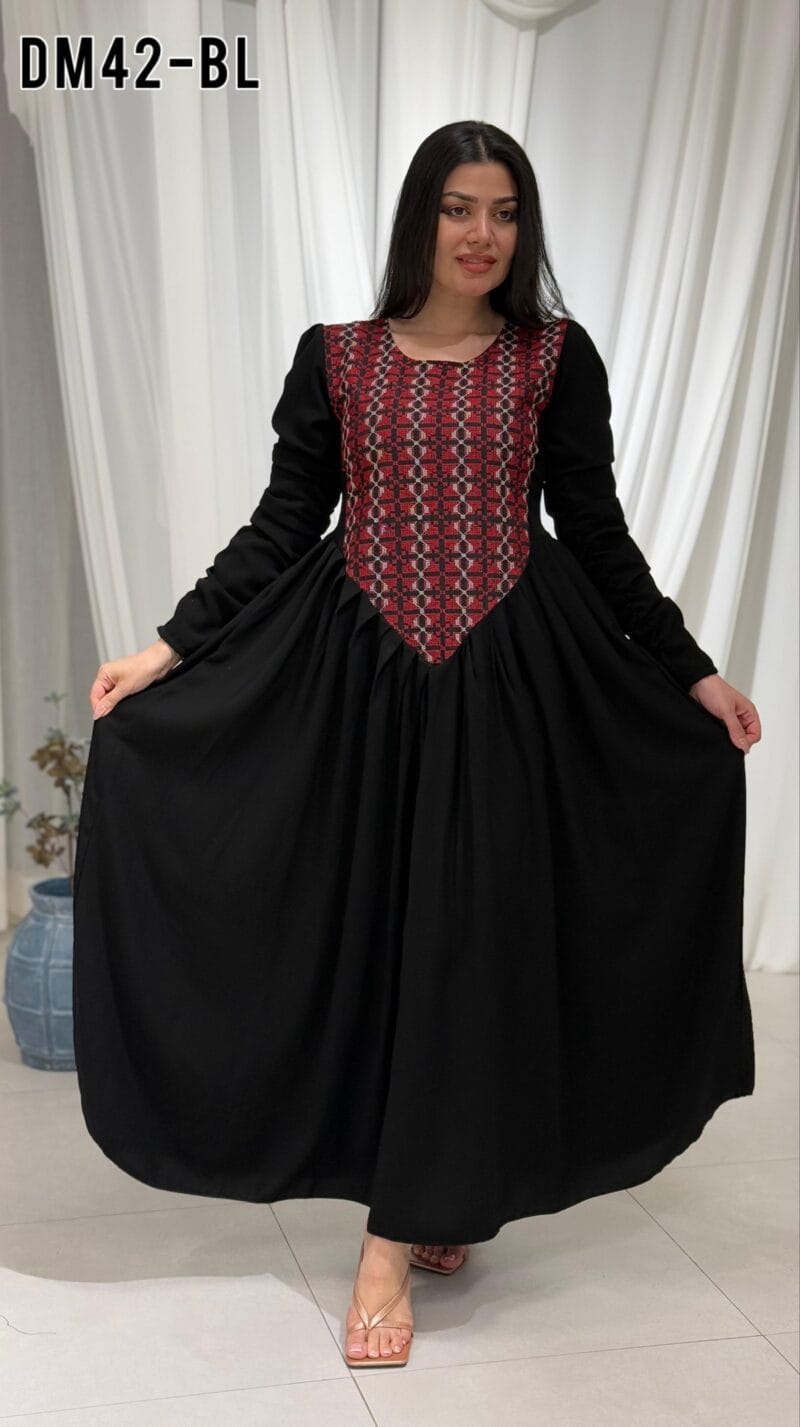 فستان كريب بتطريز ناعم